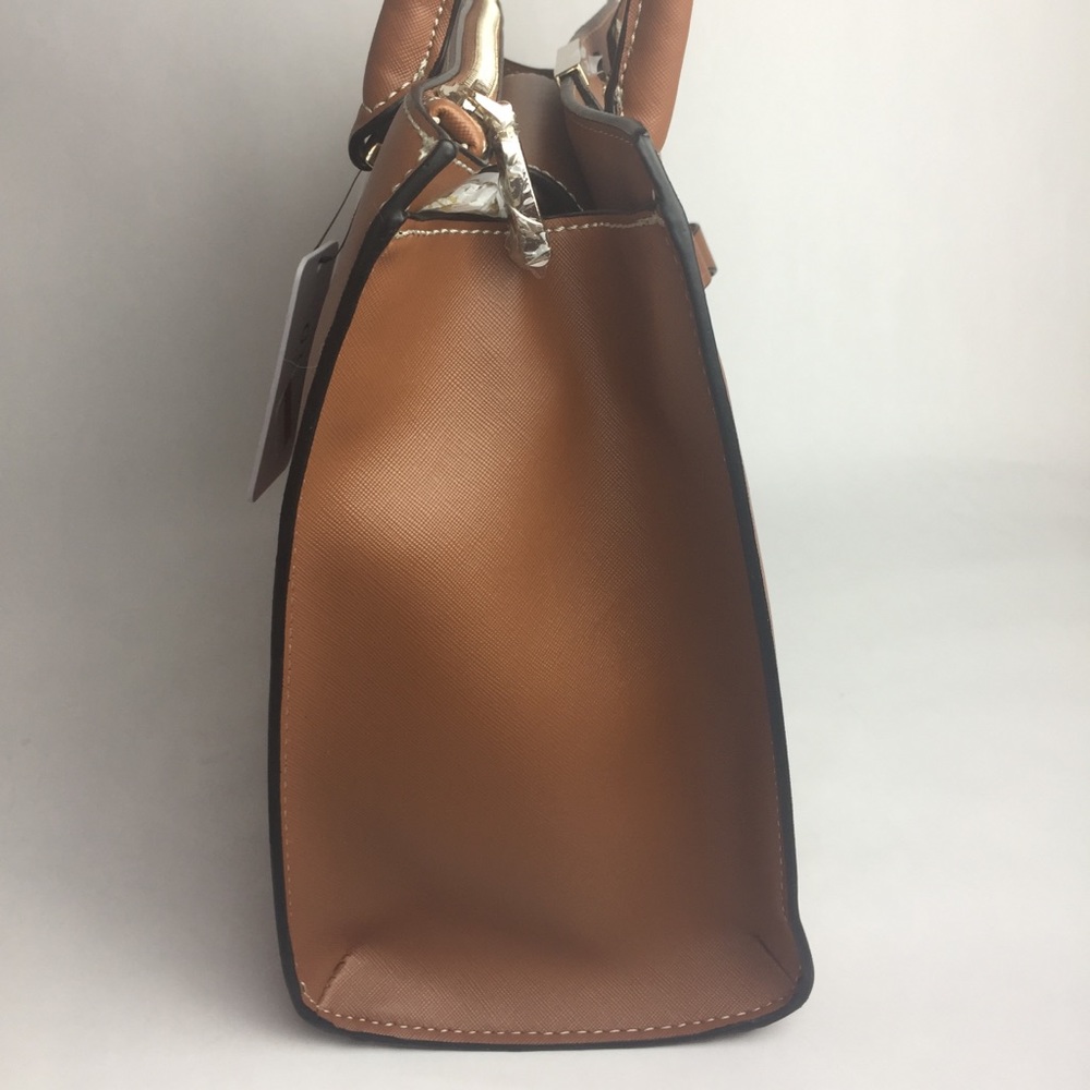 Guess - Picture 5 of 5